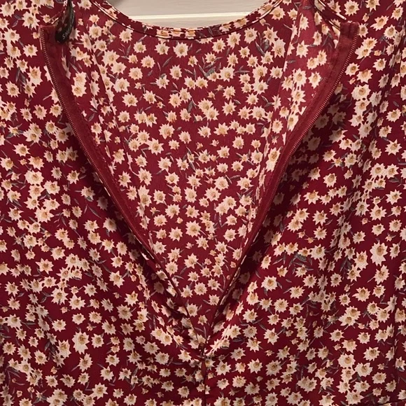 Super cute  maroon flower, short sleeve dress size 4 - Picture 3 of 3